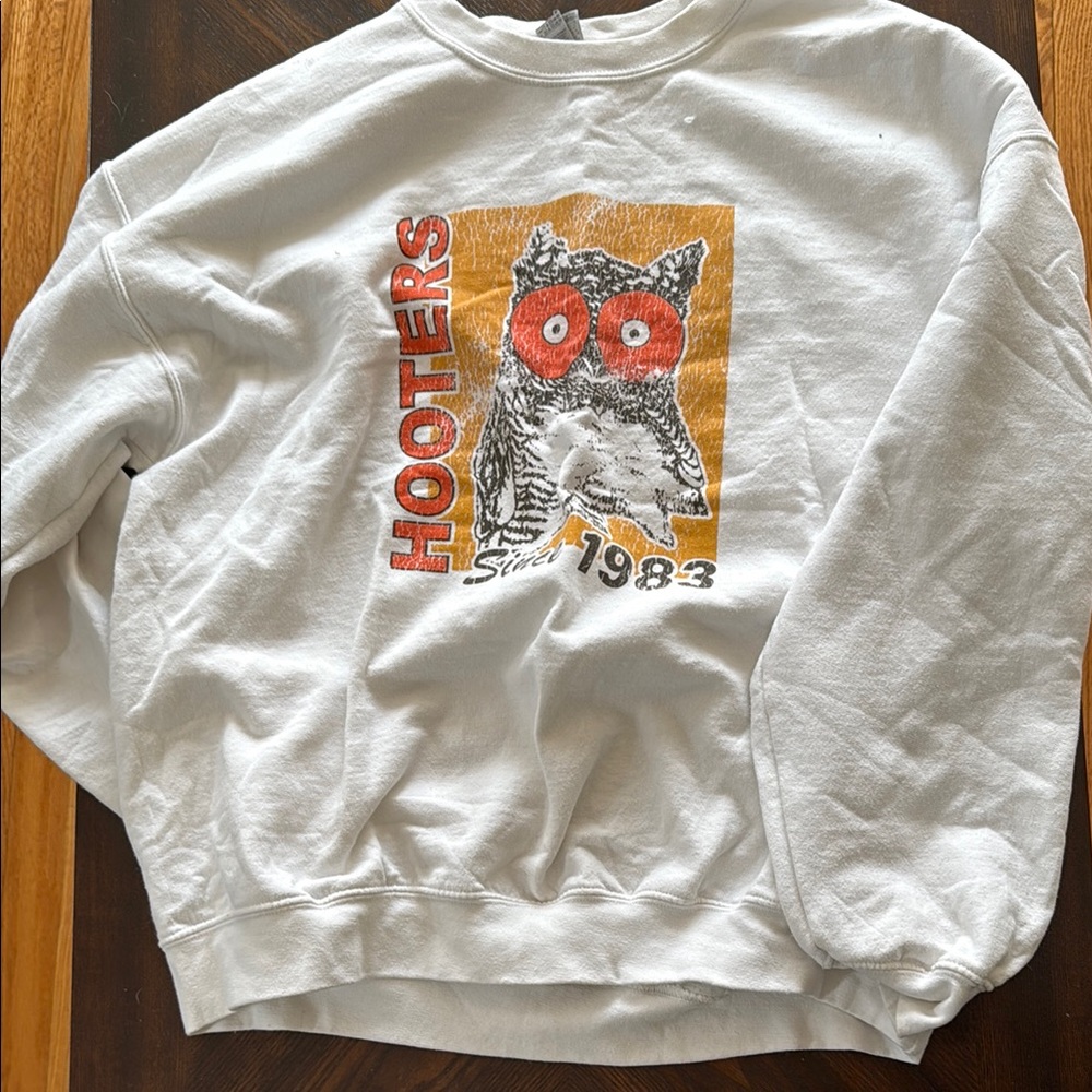 Hooters White Graphic Sweatshirt